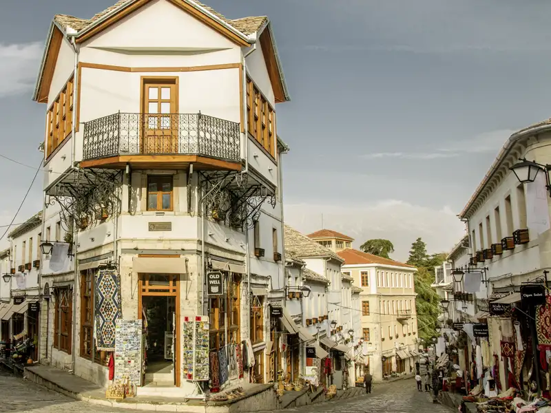 Warum Gjirokastra (UNESCO-Welterbe) die "Stadt der Steine" genannt wird, ist beim Rundgang durch die Altstadt schnell ersichtlich. Wir entdecken die malerische südalbanische Stadt aus osmanischer Zeit auf unserer Studienreise.