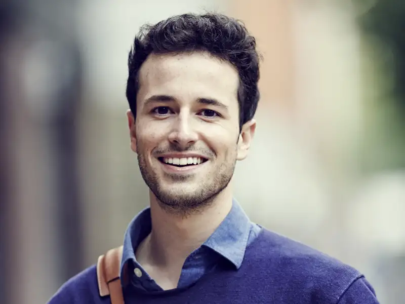 Lächelnder Reisender