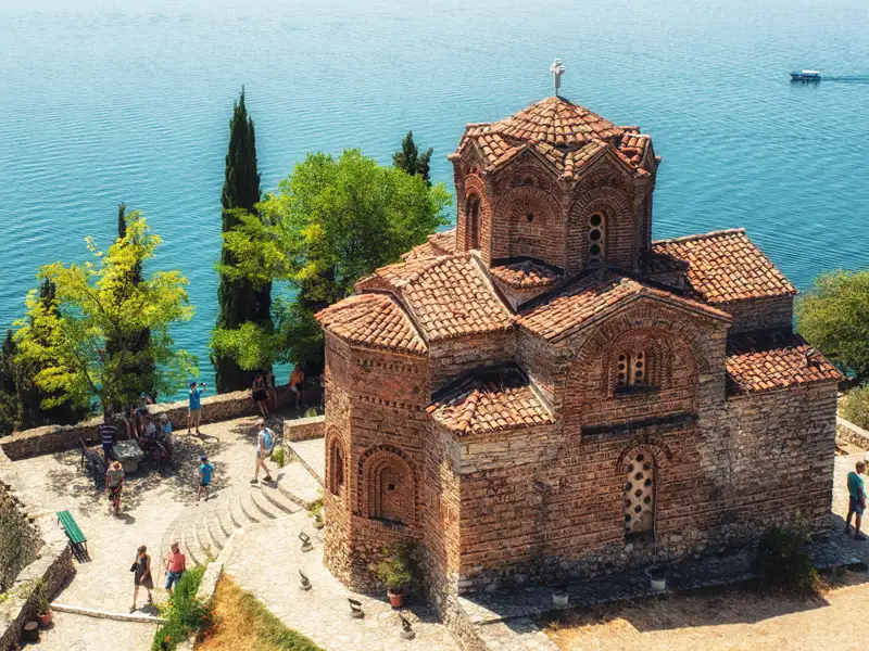 Das einzigartige Ambiente des Ohrid-Sees mit der Kirche Sveti Jovan Kaneo verzaubert auch uns auf unserer Studienreise durch Albanien und Nordmazedonien.