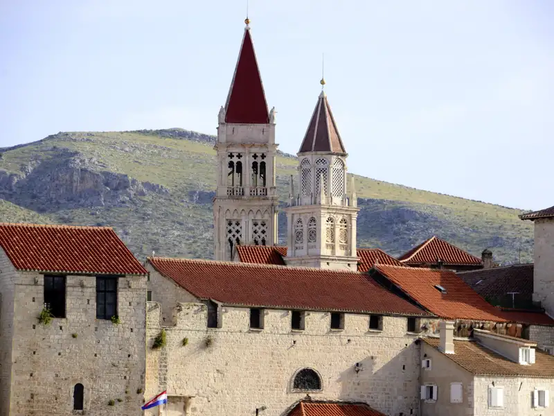Trogirs Altstadt ist UNESCO-Welterbe. Hier lassen wir uns treiben durch die Gassen, entlang an Stadtpalästen und zahlreichen Kirchen, deren Türme weit über das Häusermeer ragen.