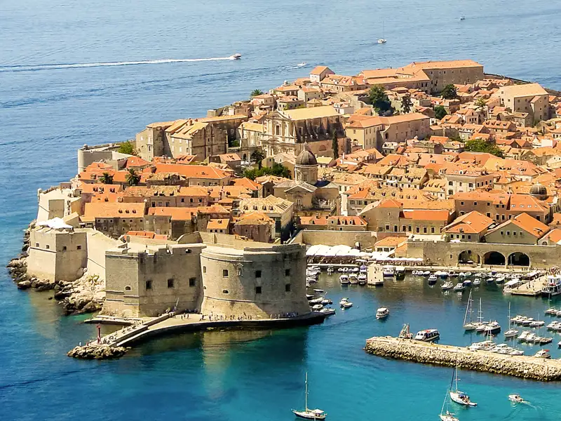 Uns bezaubert auf unserer Rundreise in Kroatien die Altstadt von Dubrovnik (UNESCO-Welterbe). Wir streifen durch die Gassen und erkunden das Franziskanerkloster, den alten Hafen und andere Kulturschätze.