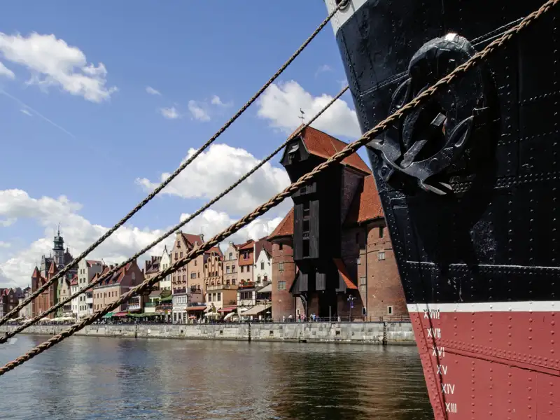 Auf dieser 13-tägigen Studienreise gewinnen Sie umfassende Einblicke in die Kultur Polens. Hier der Blick vom Schiff auf die historische Altstadt von Danzig und das Krantor.