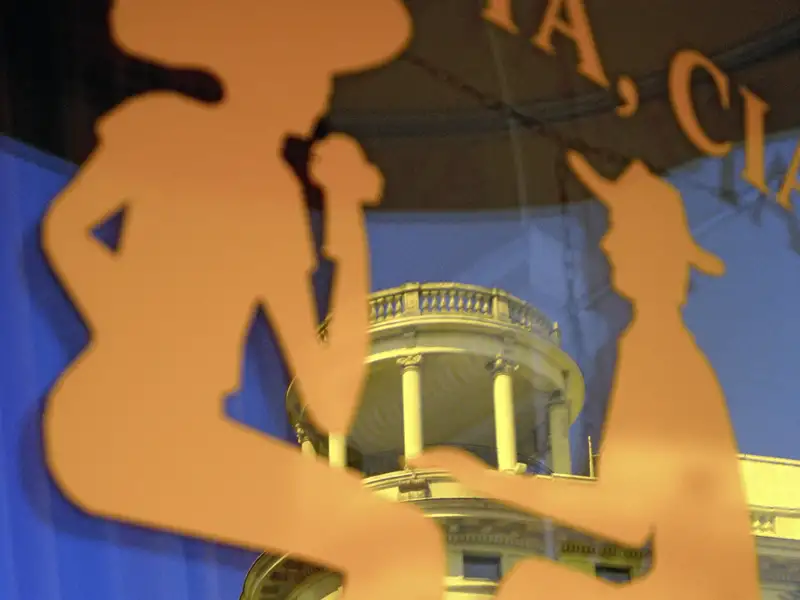 Auf unserer umfassenden, 13-tägigen Studienreise genießen wir auch das putzmuntere Großstadtleben in Warschau.