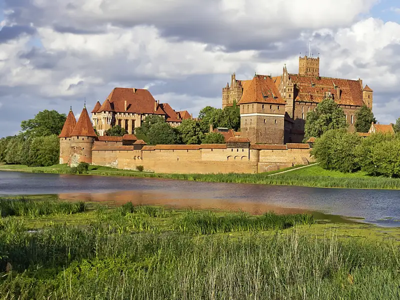 Unsere zehntägige Studienreise durch Polen führt uns auch zur Marienburg (UNESCO-Welterbe) am Ufer der Nogat.