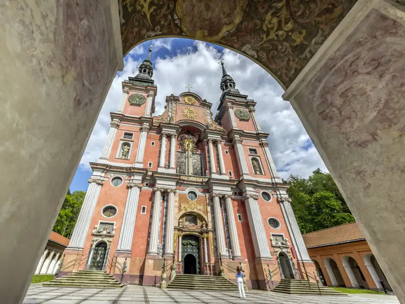 Unsere zehntägige Studienreise durch Polen führt uns auch nach Swieta Lipak (Heiligelinde), wo uns beim Besuch der barocken Wallfahrtskirche der Klang von fast 4000 Orgelpfeifen begeistert.