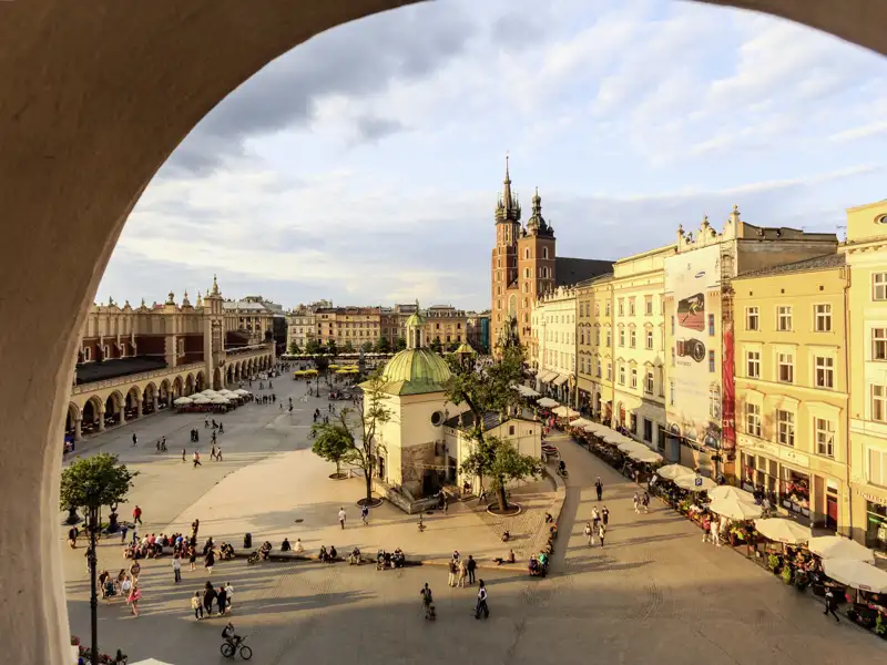 Auf unserer Studiosus-Reise besuchen wir Krakaus Altstadt inklusive Marktplatz und Marienkirche.