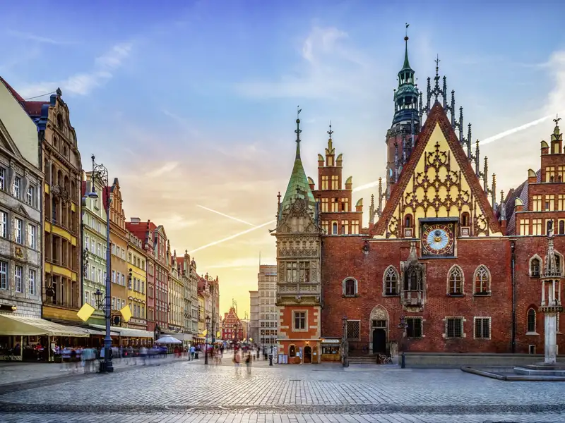 Blick auf den Marktplatz von Breslau mit dem historischen Rathaus im Hintergrund