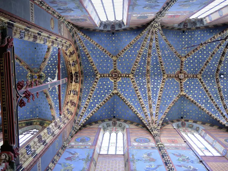 Detailansicht des blauen, mit Sternen bemalten Deckengewölbes der Marienkriche in Krakau – ein Ziel der Studiosus-Reise durch Polen