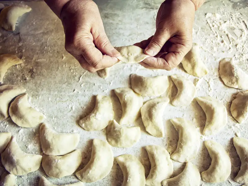 Zubereitung von Piroggen, die wir uns auf der Studiosus-Rundreise durch Polen schmecken lassen.