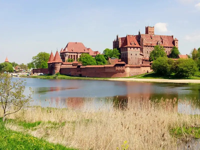 Auf unserer Studienreise durch Polen besuchen wir die majestätische Marienburg (Malbork), eine der mächtigsten Burgen des Mittelalters.