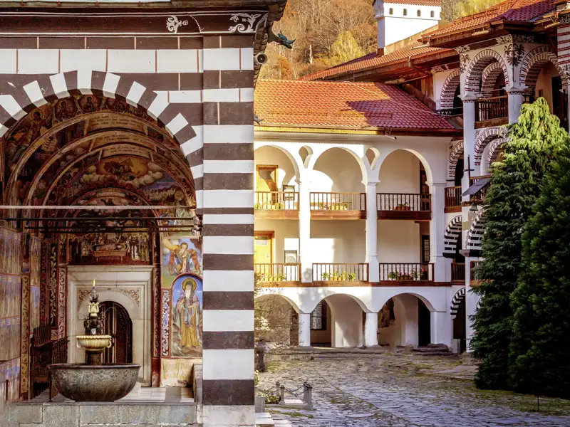 Auf dieser zehntägigen Studienreise durch Bulgarien von der Hauptstadt Sofia durch das Balkangebirge bis zum Schwarzen Meer erleben Sie freundliche Menschen, eindrucksvolle Landschaften und bezaubernde Klöster, hier im Bild das Rila-Kloster.