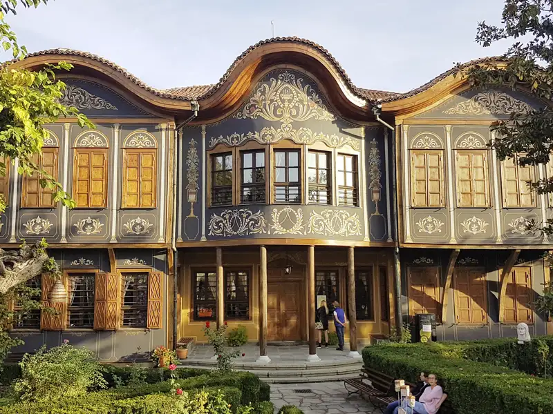 Auf dieser zehntägigen Studienreise durch Bulgarien von der Hauptstadt Sofia durch das Balkangebirge bis zum Schwarzen Meer erleben Sie freundliche Menschen, eindrucksvolle Landschaften und die besondere Architektur des Landes, hier ein traditionelles Haus in Plovdiv mit kunstvollen Verzierungen und Holzarbeiten.