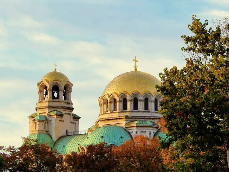 Auf dieser zehntägigen Studienreise durch Bulgarien von der Hauptstadt Sofia durch das Balkangebirge bis zum Schwarzen Meer erleben Sie freundliche Menschen, eindrucksvolle Landschaften und bezaubernde Klöster und Kirchen, hier im Bild die Alexander-Newski-Kathedrale in Sofia.