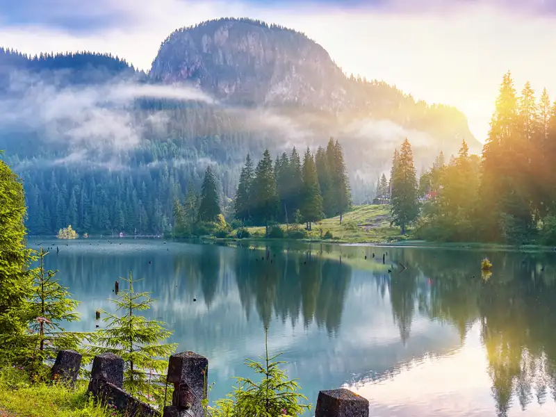 Auf Ihrer Rundreise durch Rumänien machen Sie in den Ostkarpaten Pause am Roten See und an der Bicazklamm. Warum der See auch "Mördersee" heißt, erfahren Sie auch.