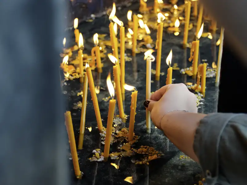 Auf unserer Studienreise erleben wir bei unseren Besuchen von Kirchen und Klöstern, wie die Bevölkerung ihren vorwiegend rumänisch-orthodoxen Glauben lebt.