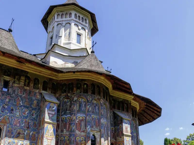 Auf unserer Rundreise durch Rumänien entdecken Sie mit Ihrem Studiosus-Reiseleiter die Geschichten der Heiligen, die auf den Wandmalereien auf den orthodoxen Moldauklöstern dargestellt sind, hier das Kloster Moldovita.
