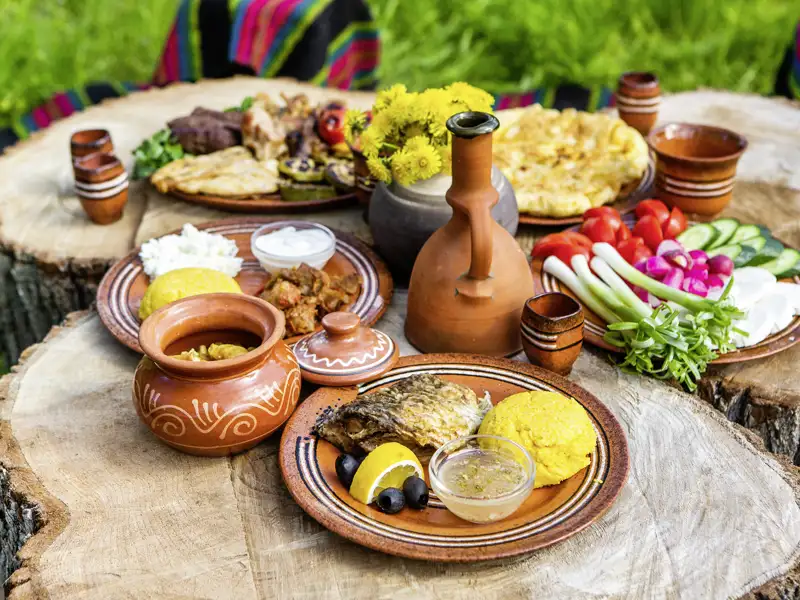 Während unserer Rundreise durch Rumänien haben wir immer wieder die Möglichkeit, regionale kulinarische Köstlichkeiten zu probieren.