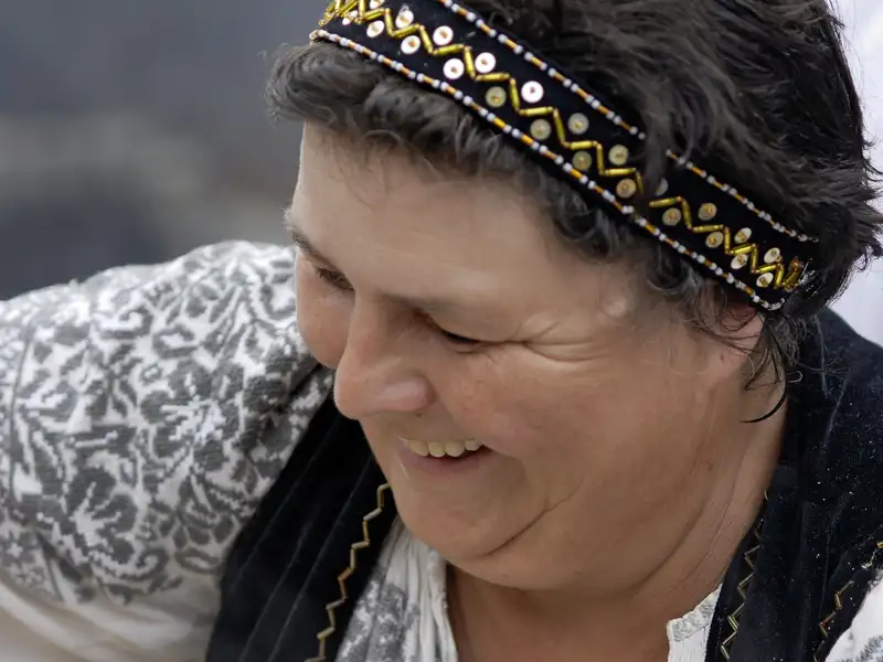 Frau mit verziertem Stirnband