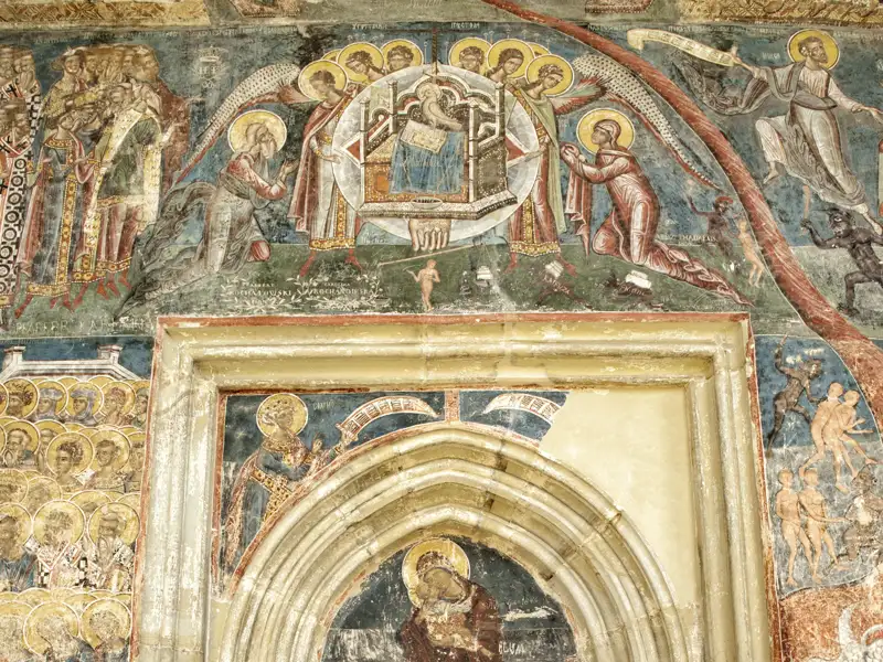 Auf unserer Rundreise durch Rumänien besichtigen wir auch das Moldovita-Kloster, eines der schönsten Moldau-Klöster. In dem heute noch aktiven Frauenkloster können wir eine Kirche bestaunen, die über und über mit Fresken geschmückt ist, an den Innen- genauso wie an den Außenwänden.