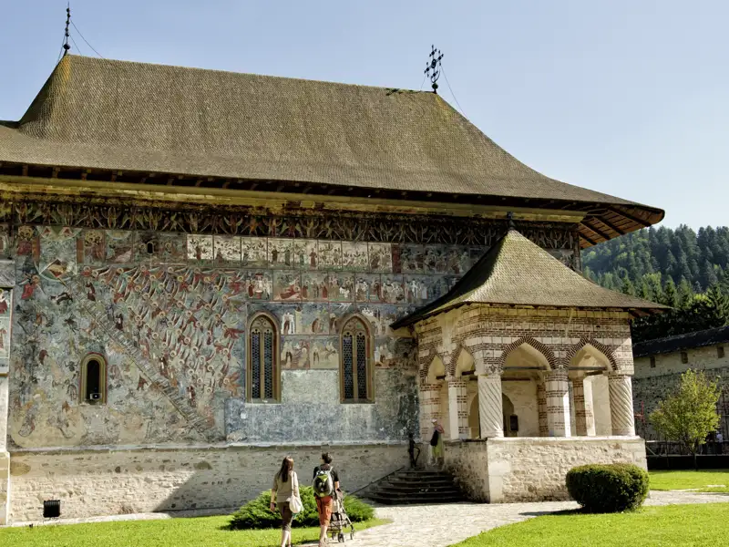 Auf der Studienreise durch Rumänien führt Sie Ihr Reiseleiter zu den kulturellen Highlights, wie den weltberühmten Moldauklöstern mit ihren bunten Freskenmalereien. Hier im Bild: Kloster Sucevita.