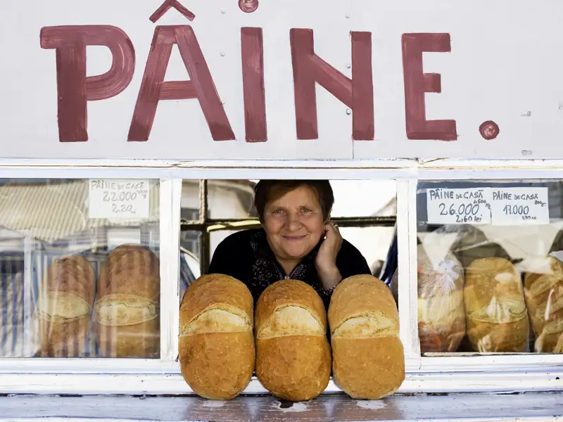 Auf unserer Gruppenreise durch Rumänien kaufen wir immer wieder lokale Spezialitäten ein und lassen sie uns schmecken.