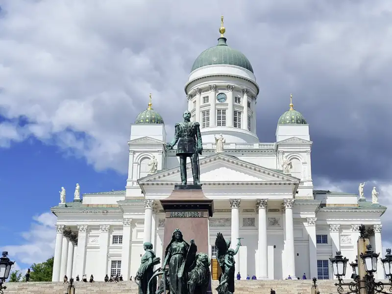 Auf unserer Rundreise durch das Baltikum wartet In Helsinki der Senatsplatz mit seinem strahlend weißen Dom auf uns.