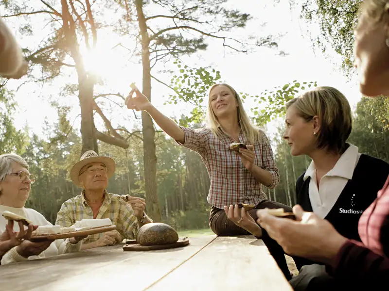 Auf unserer Studiosus-Reise genießen wir ein Picknick in der Natur und probieren einige typische Leckereien des Landes.