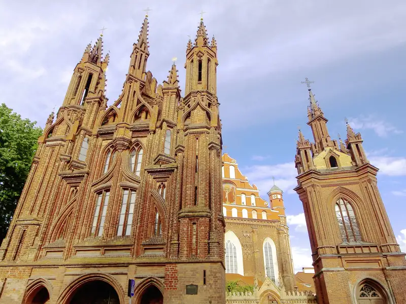 In Vilnius, der Hauptstadt von Litauen, besuchen wir das Gotische Ensemble, das aus der bekannten Annenkirche mit Glockenturm, der Kirche des heiligen Franziskus von Assisi und des heiligen Bernhard sowie dem Bernhardinerkloster besteht.