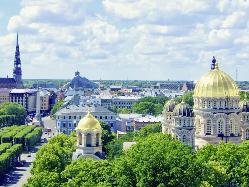 Auf unserer Reise durch das Baltikum erkunden wir zwei Tage die Hauptstadt Lettland, Riga. Zu den bedeutendsten Denkmälern der Hauptstadt Lettlands zählen die zahllosen Jugendstilfassaden, das Schwärzhäupterhaus und die russisch-orthodoxe Kathedrale.