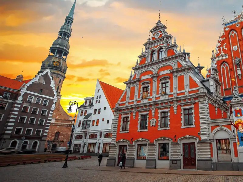 Eine der vielen Impressionen auf unserer zehntägigen Studienreise durch das Baltikum: die Altstadt von Lettlands Hauptstadt Riga mit dem Rathaus bei Sonnenuntergang.