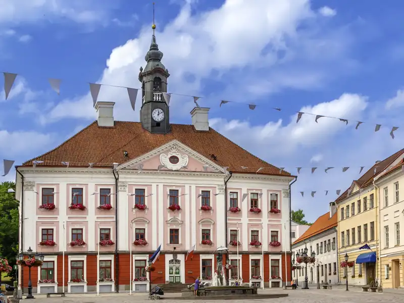 Die klassichen Reise durch das Baltikum führt uns auch nach Tartu. Eines der bekanntesten Wahrzeichen der zweitgrößten Stadt Estland ist das Rathaus, das im frühklassizistischen Stil erbaut wurde.
