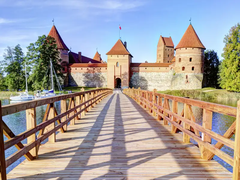 Auf unserer Studiosus-Reise ins Baltikum besuchen wir in Litauen die Wasserburg Trakai, ein Meisterwerk der mittelalterlichen Wehrarchitektur, und die typischen Holzhäuser der Karäer.