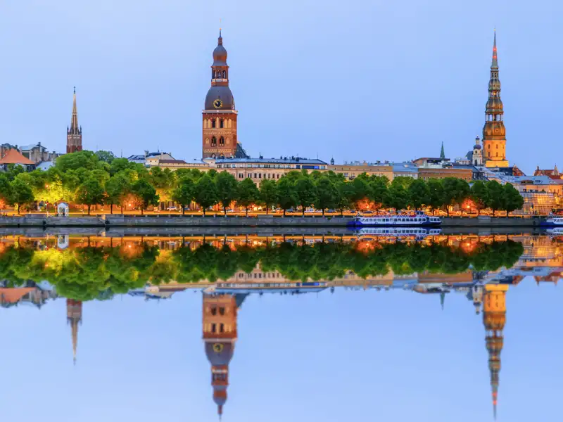 Die Reise durchs Baltikum führt auch in die lettische Hauptstadt Riga. In der Dämmerung herrscht am Ufer der Daugava eine ganz besondere Stimmung.