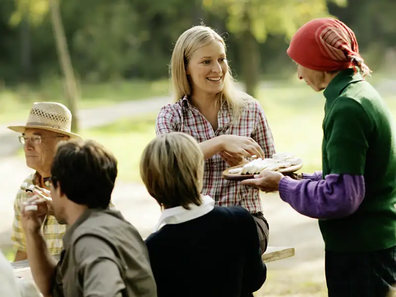 Picknick im Park mit einer Gruppe von Personen.
