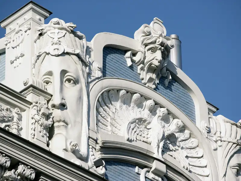 Auf unserer Reise durchs Baltikum kommen Sie auch nach Riga, in die Hauptstadt Lettlands. Sie ist berühmt für ihre Jugendstilhäuser mit prachtvollen Fassaden, zum Beispiel in der Elisabethstraße.