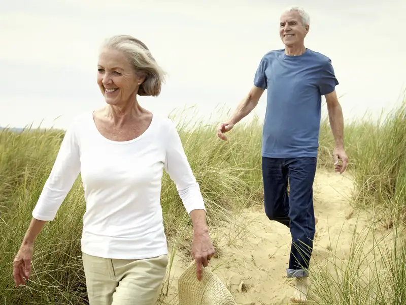 Geruhsam in 14 Tagen und mit Studiosus-Reiseleiterin die drei baltischen Staaten kennenlernen. Natur- und Kulturerlebnisse sowie Begegnungen mit Land und Leuten. Der Reiseverlauf lässt viel Zeit für eigene Entdeckungen wie hier auf einem Spaziergang auf den Dünen der Ostsee.