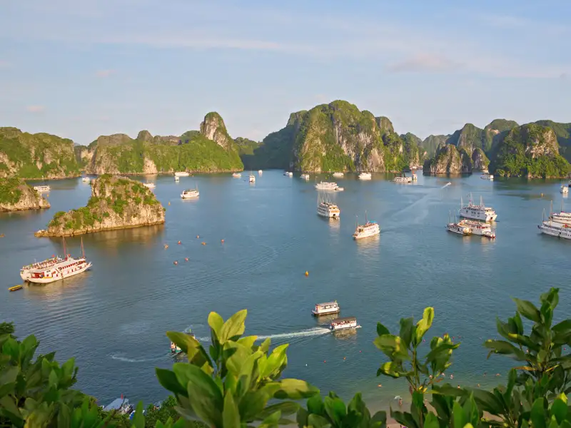 Auf der Vietnam family Reise verbringen Sie eine Nacht auf einer Dschunke in der Halongbucht - Sie gehen in einer Karsthöhle auf Entdeckungstour. Wer mag paddelt mit dem Kanu durch die Bucht oder springt ins Meer.