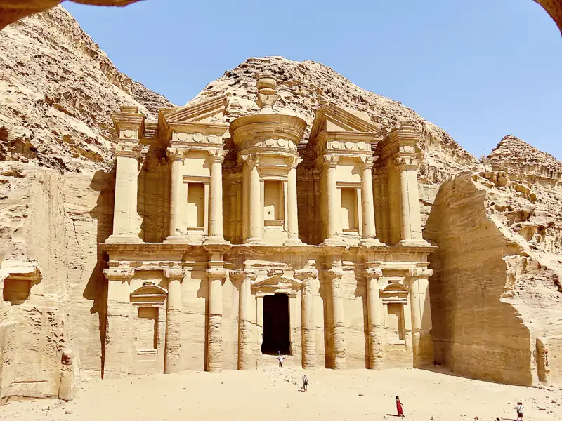 Auf unserer Rundreise durch Jordanien besuchen wir die Schatzkammer von Petra: Paläste, Tempelfassaden, Königsgräber, Säulenstraßen – alles ist meisterlich aus dem Sandstein geschlagen.