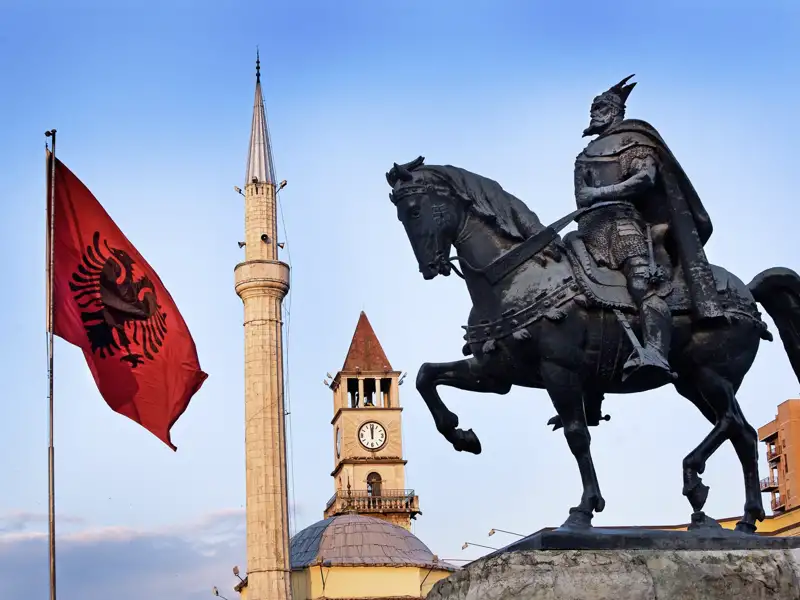 Auf unserer Rundreise durch Albanien begegnet uns der Name Skanderbeg immer wieder. Hier in Tirana sehen wir eine große Reiterstatue des albanischen Nationalhelden.