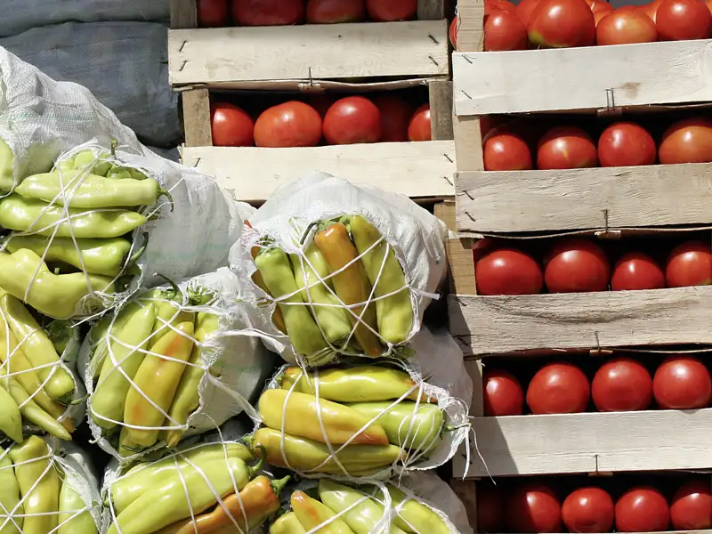 Die Küche Albaniens ist stark vom Balkan geprägt. Auf den Märkten wird frisches Gemüse wie Tomaten und Paprika für die feurigen Speisen eingekauft.