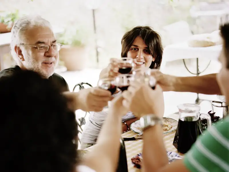Eine Weinprobe fehlt auf unserer Rundreise durch Albanien genauso wenig wie mediterrane Lebensfreude.
