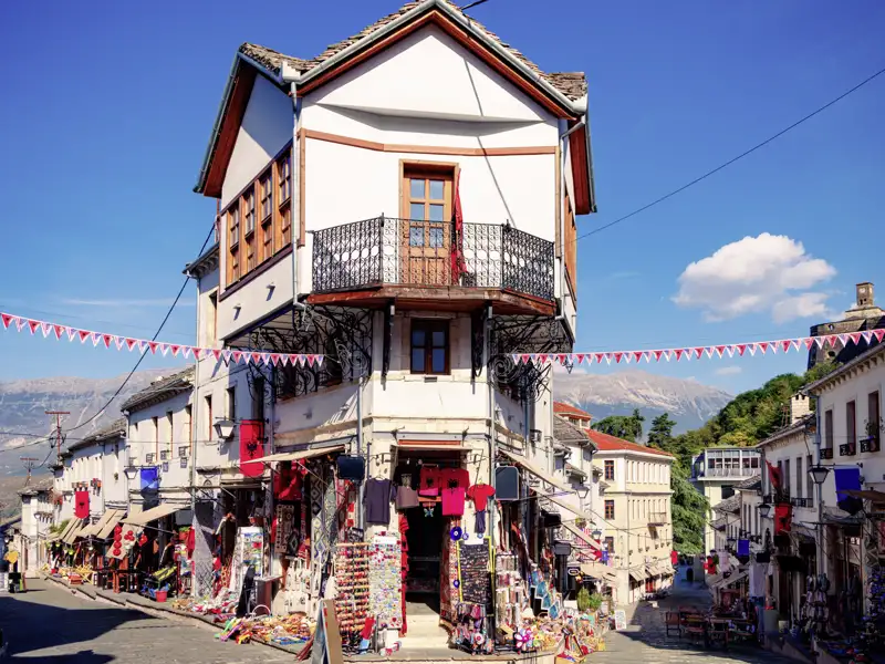 Zwei Nächte verbringen wir auf unserer Rundreise durch Albanien in der Altstadt von Gjirokastra