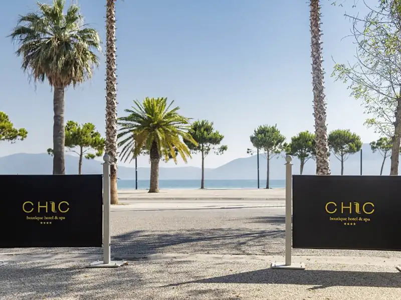 Zwei Nächte verbringen wir auf unserer Albanien-Rundreise im Hotel Chic in Vlora. Das Küstenpanorama liegt direkt vor der Tür!