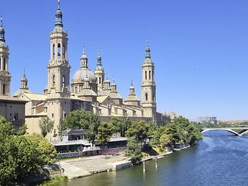 Die zehntägige Studienreise Valencia und Aragonien - Mittelalter und Moderne bietet viele Sehenswürdigkeiten, beispielsweise die 
Basilika Unserer Lieben Frau in Saragossa.