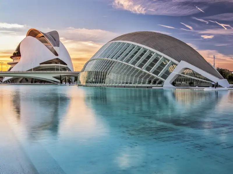 Die Ciutat de les Arts i les Ciències – die Stadt der Künste und der Wissenschaften -  ist das moderne Wahrzeichen Valencias und eines der architektonischen Hightlights auf unserer Studienreise.