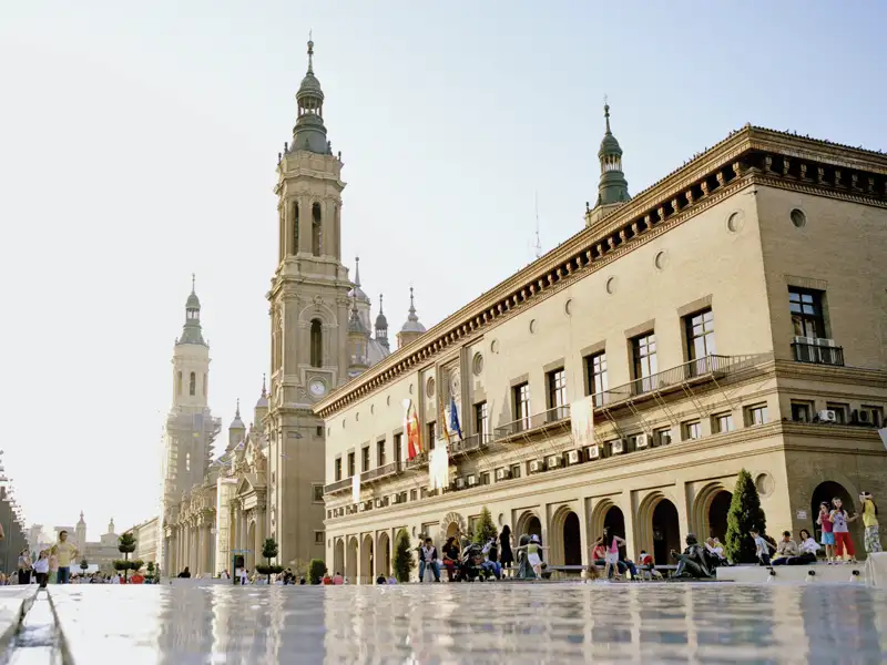 In Saragossa, der Hauptstadt Aragoniens, besuchen wir auf dieser Studienreise die barocke Kathedralbasilika Nuestra Senora del Pilar, wo dem heiligen Jakobus die Jungfrau Maria erschien.