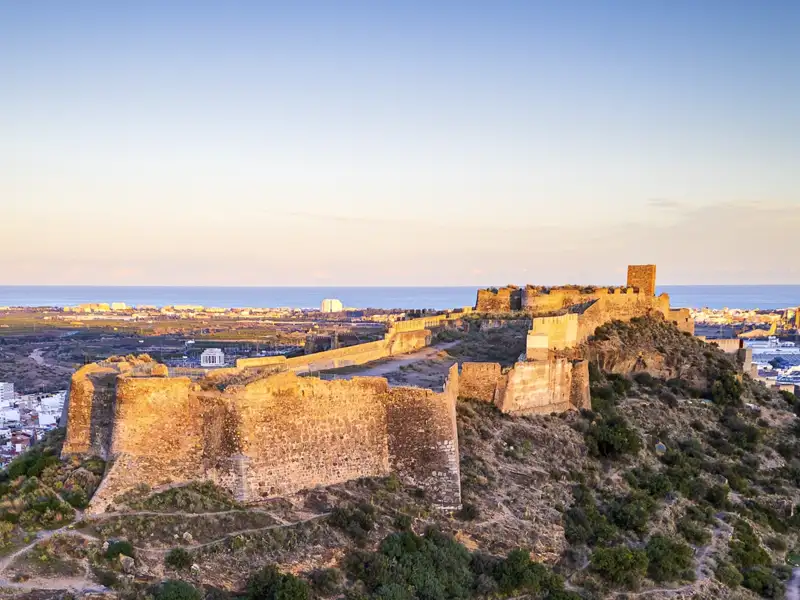 Die zehntägige Studienreise Valencia und Aragonien - Mittelalter und Moderne bietet viele Sehenswürdigkeiten, beispielsweise die historische Burg von Sagunt bei Sonnenuntergang.