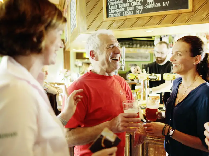 Auf unserer gemütlichen Studiosus-Rundreise durch Südengland darf ein Besuch in einem englischen Pub nicht fehlen, wo wir uns über unsere Reiseeindrücke austauschen.