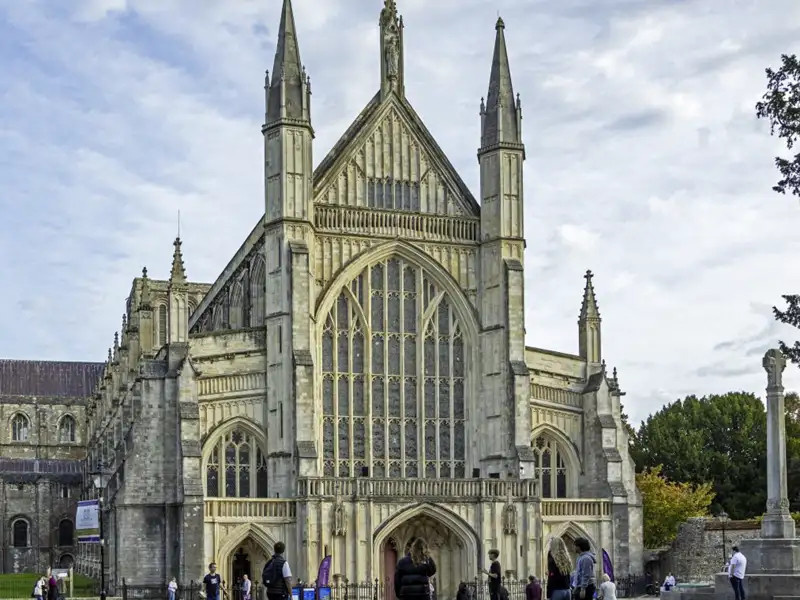 Auf unserer Studienreise durch Südengland machen wir halt in Winchester und sehen u. a. die beeindruckende Kathedrale der Stadt.