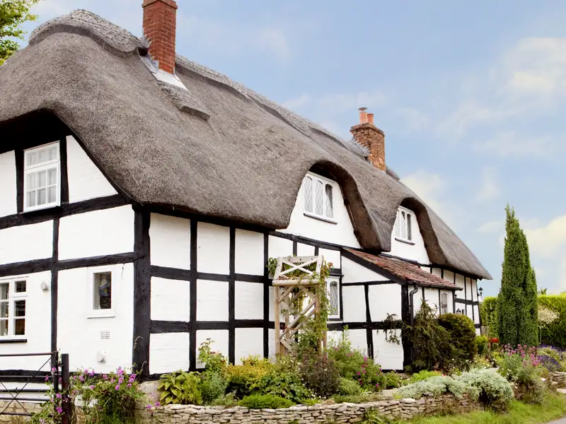 Auf unserer Busreise durch Südengland begegnen uns immer wieder die schönen alten Cottages.